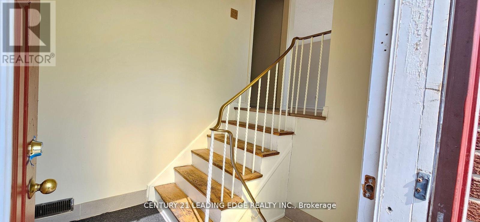 Upper - 39 Mallard Crescent, Brampton (Central Park), Ontario  L6S 2T7 - Photo 3 - W12640694