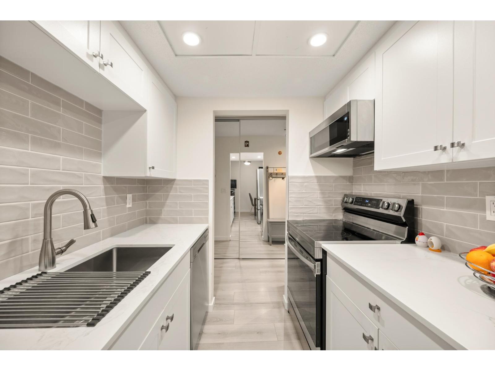 104 1320 Fir Street, White Rock, British Columbia  V4B 4B2 - Photo 3 - R3059768