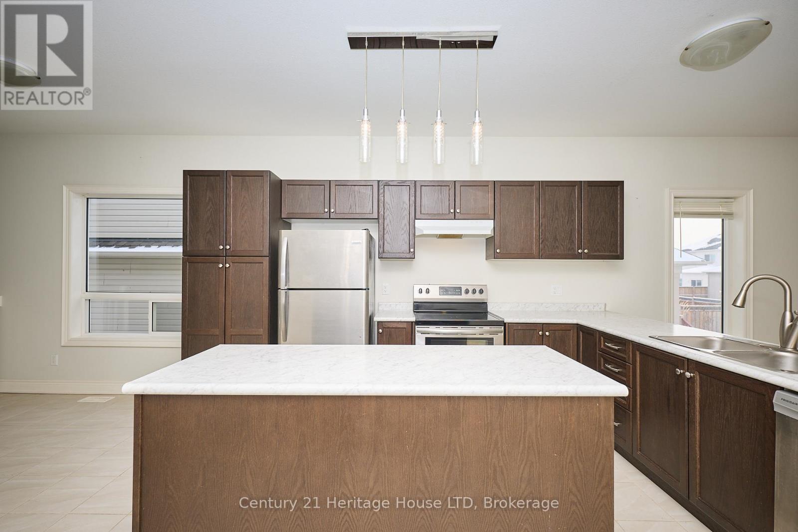 871 Burwell Street, Fort Erie, Ontario  L2A 0E3 - Photo 4 - X12393714