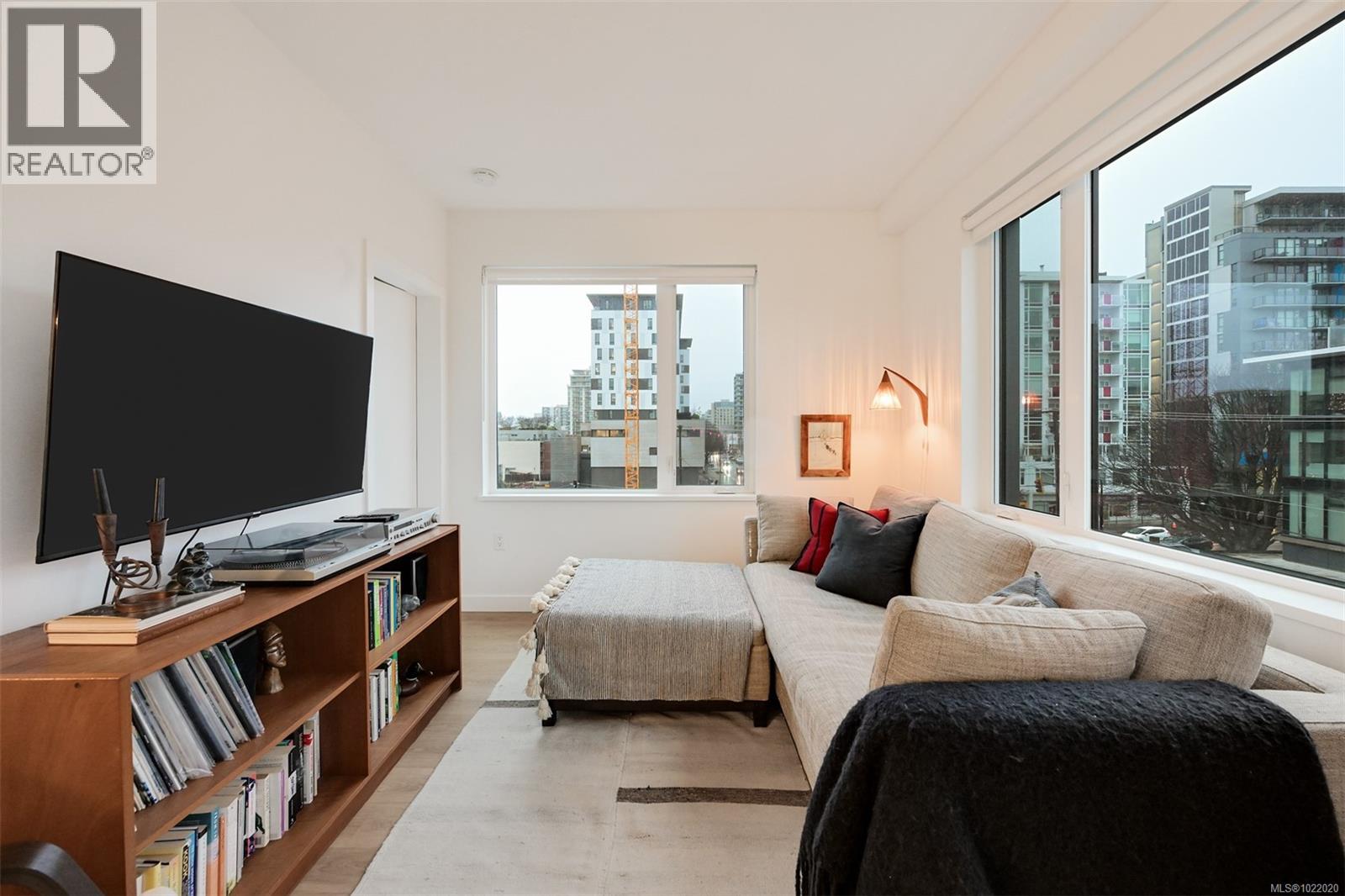 407 1115 Johnson St, Victoria, British Columbia  V8V 0H2 - Photo 4 - 1022020