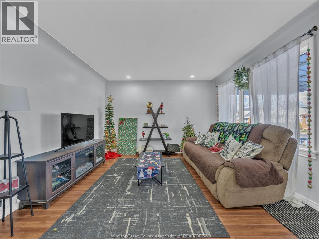 2479 Meighen, Windsor, Ontario N8W 4C2 - Photo 3 - 25031830