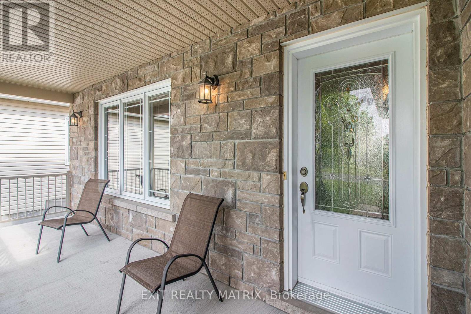 100 Royal Court, The Nation, Ontario  K0A 2M0 - Photo 2 - X12215318