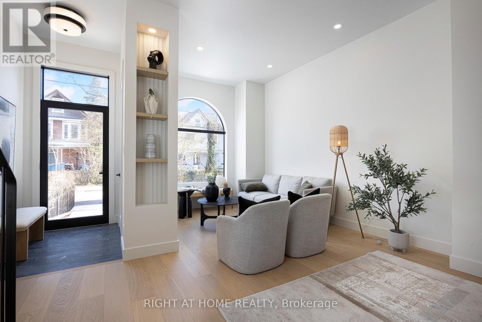 292 Borden Street, Toronto (University), Ontario  M5S 2N6 - Photo 4 - C12640816