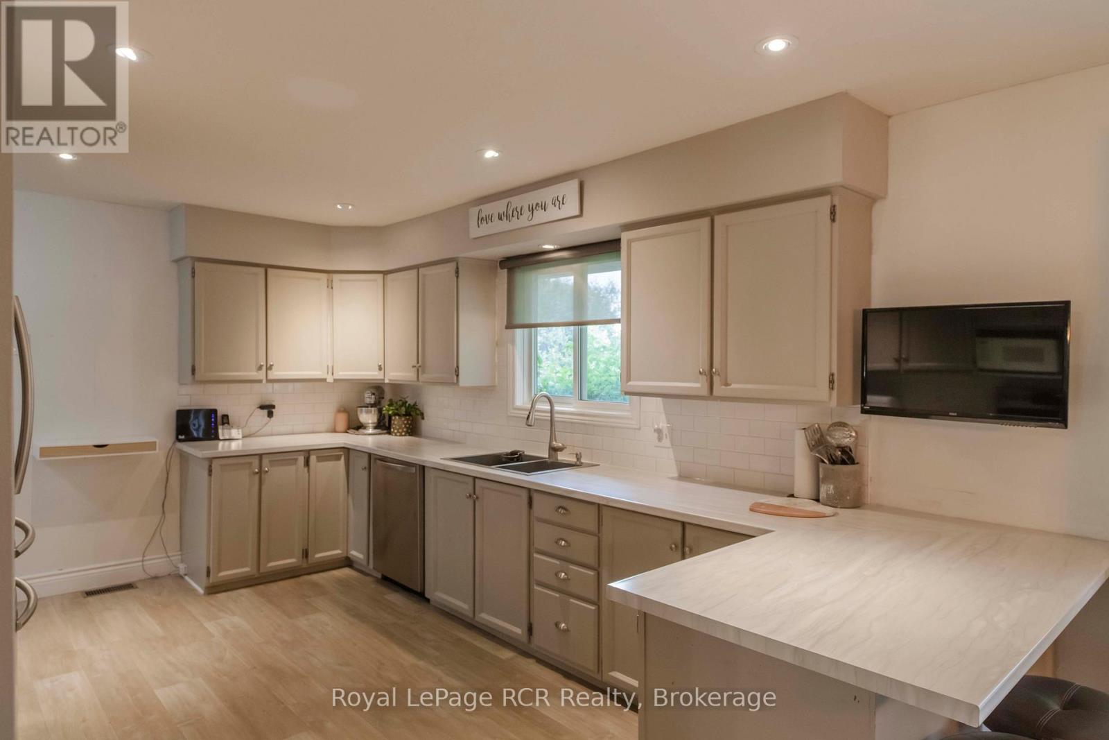 202122 21 Highway, Georgian Bluffs, Ontario N4K 5N7 - Photo 10 - X12640840