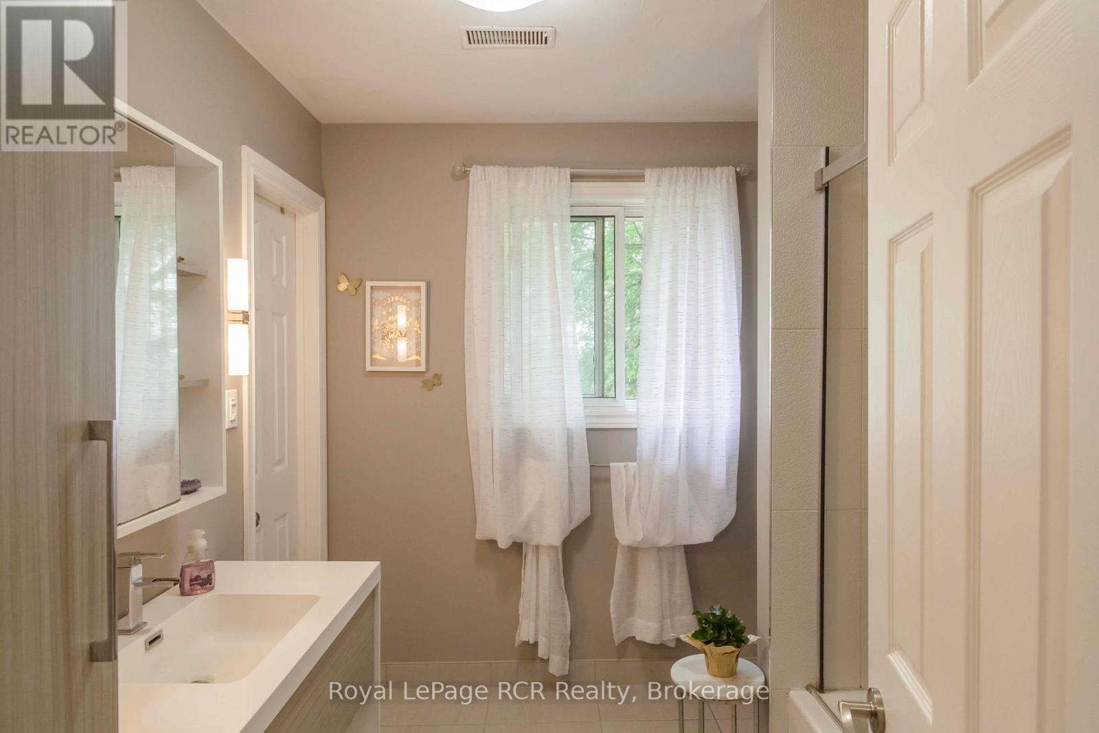 202122 21 Highway, Georgian Bluffs, Ontario N4K 5N7 - Photo 15 - X12640840