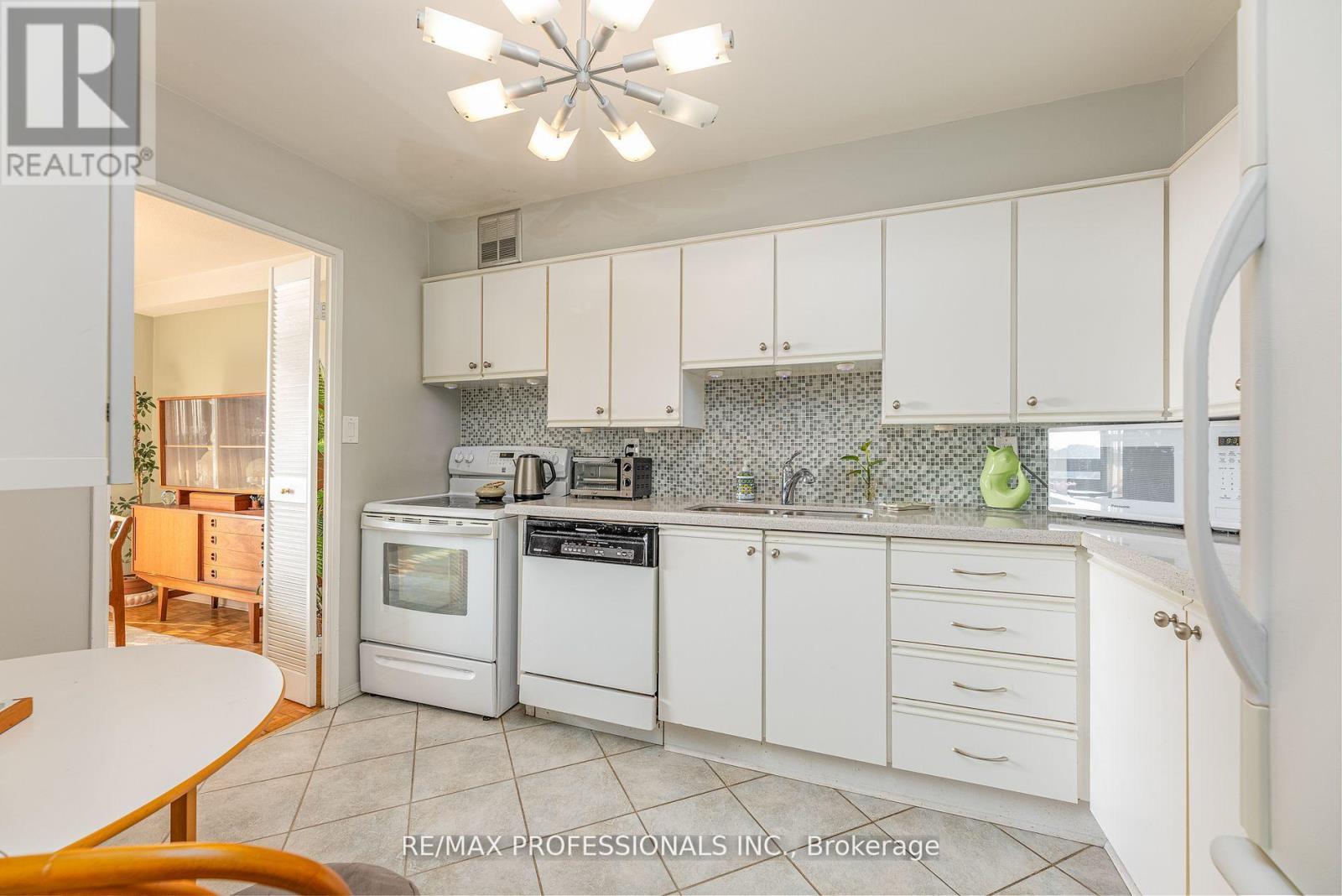 907 - 11 Wincott Drive, Toronto, Ontario  M9R 2R9 - Photo 12 - W12466692