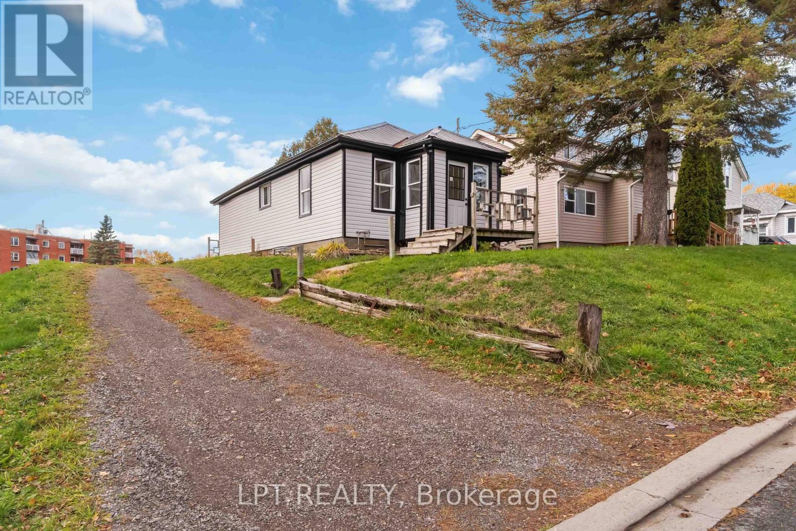 222 Bartholomew Street, Brockville, Ontario  K6V 2S6 - Photo 6 - X12525744