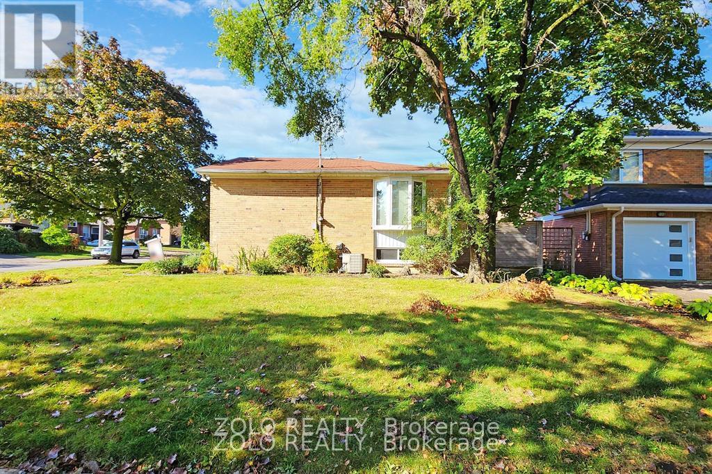 212 Goddard Street, Toronto, Ontario  M3H 5E8 - Photo 4 - C12640838