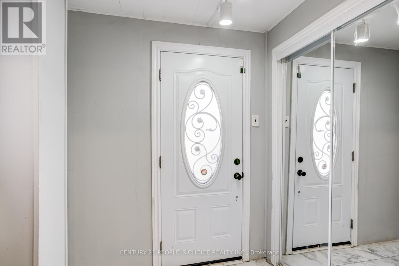 18 Hernon Court, Brampton, Ontario  L6S 2B9 - Photo 5 - W12640860