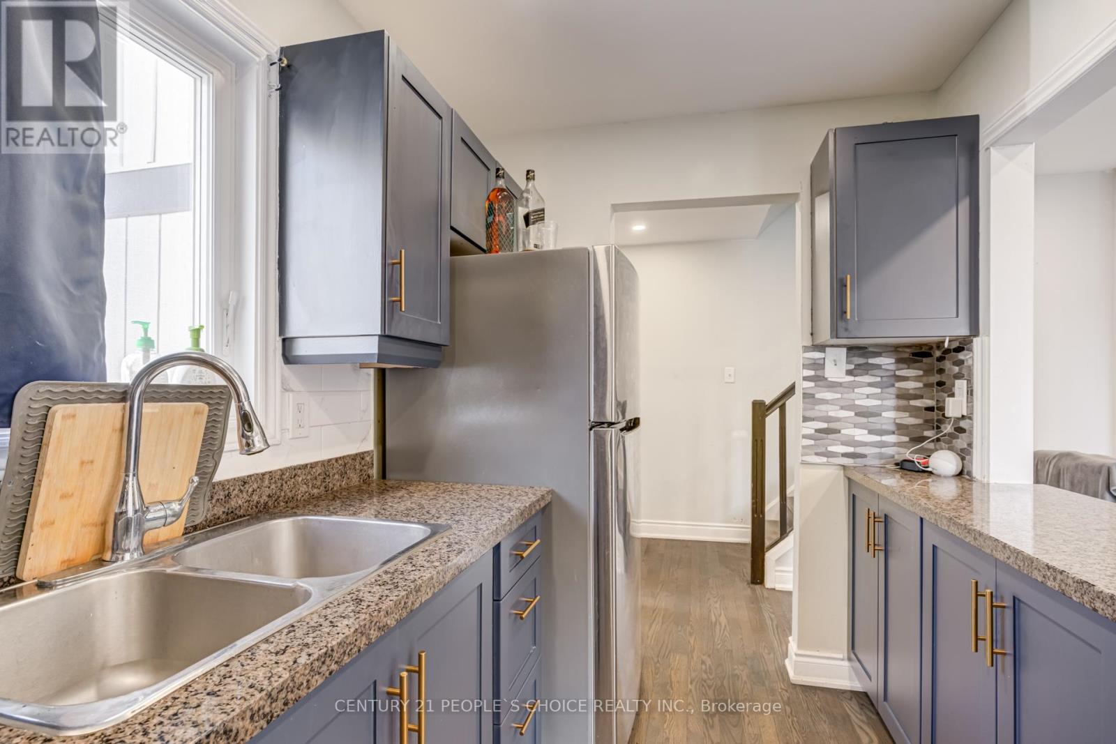 18 Hernon Court, Brampton, Ontario  L6S 2B9 - Photo 7 - W12640860