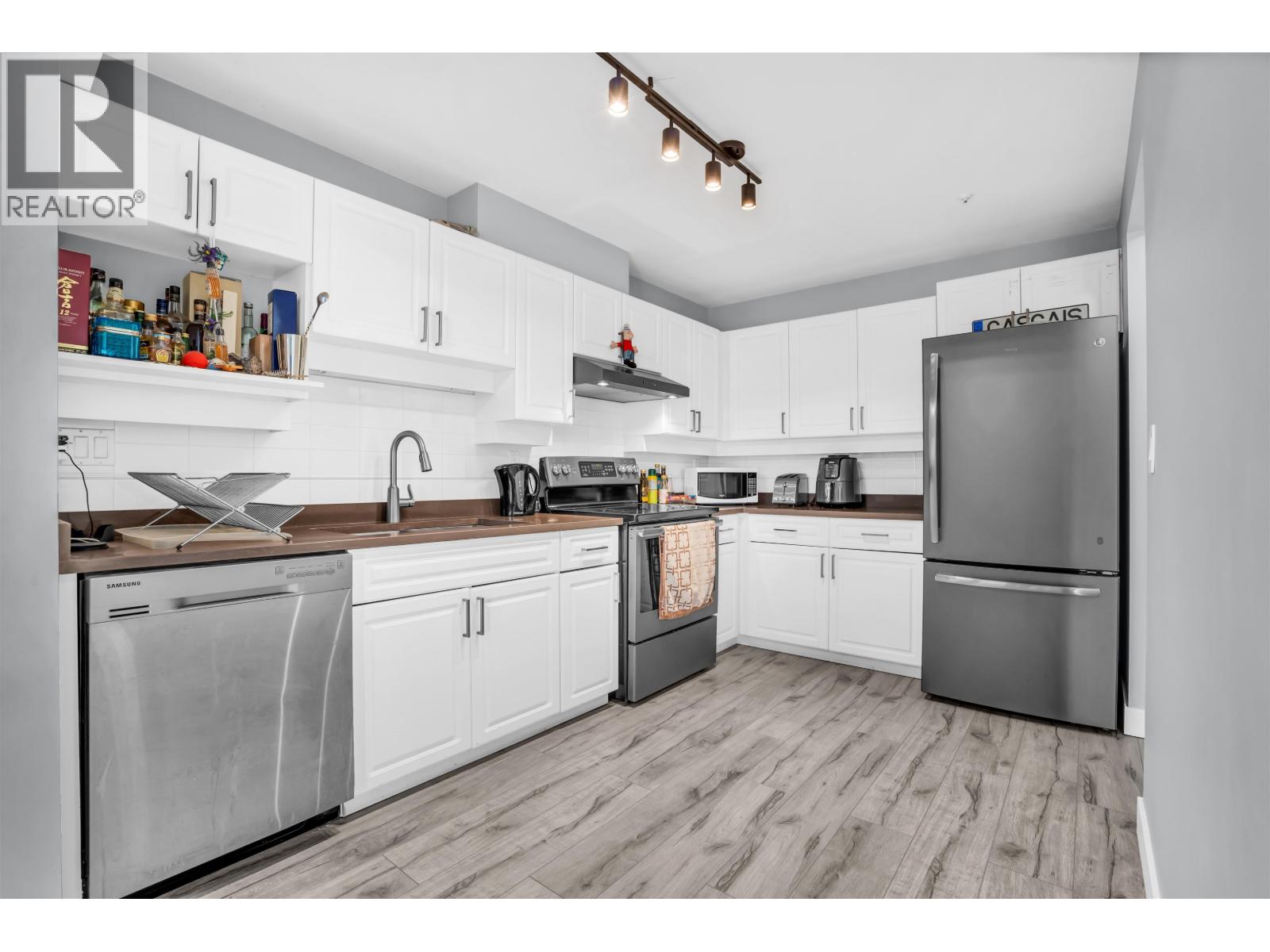 301 1655 Grant Avenue, Port Coquitlam, British Columbia  V3B 7V1 - Photo 2 - R3074266