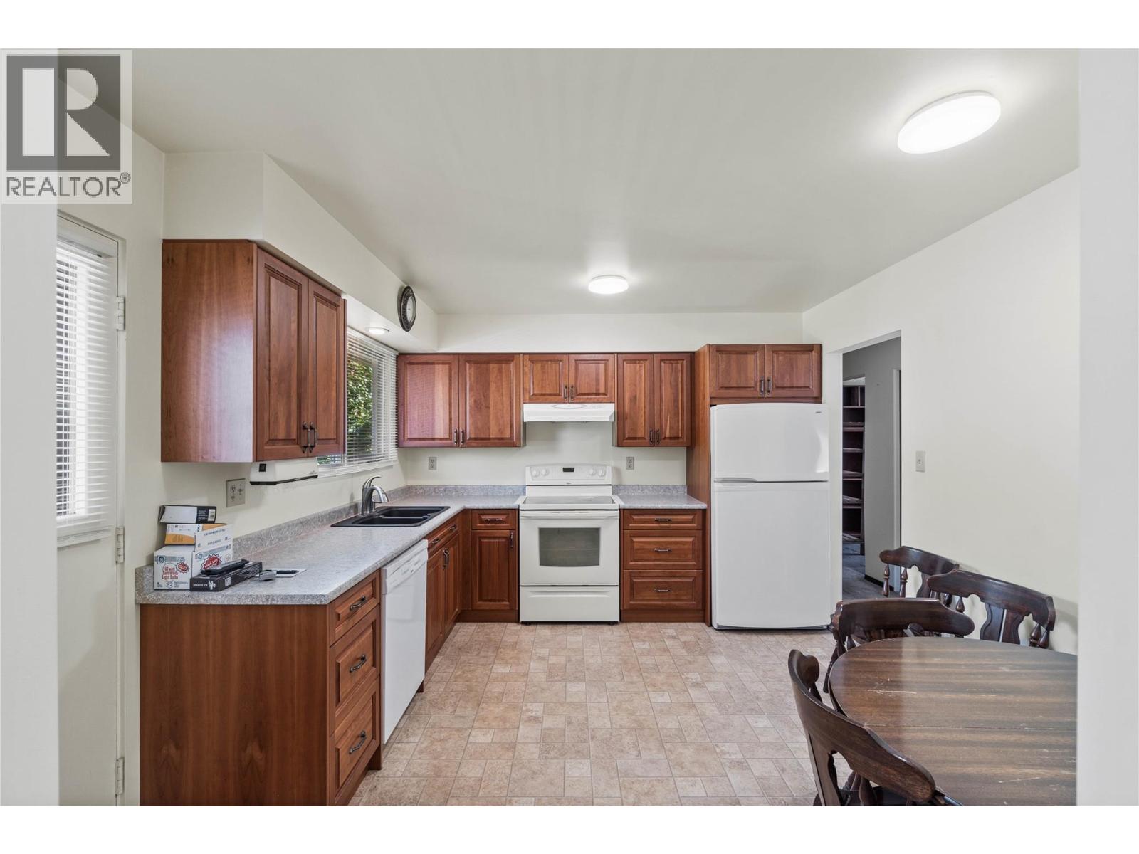 1118 Chateau Street, Kamloops, British Columbia  V2B 5R4 - Photo 9 - 10346672