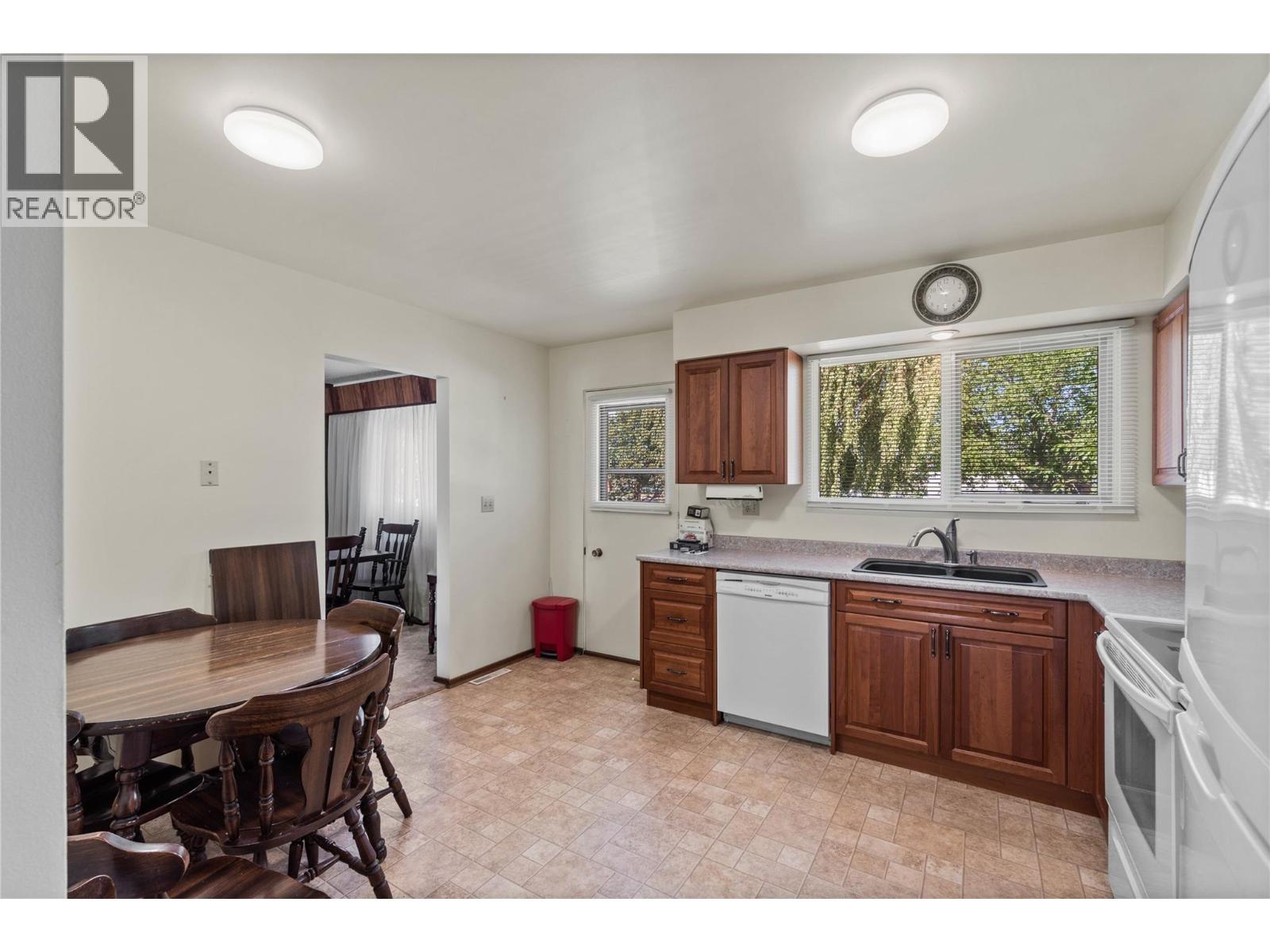 1118 Chateau Street, Kamloops, British Columbia  V2B 5R4 - Photo 8 - 10346672