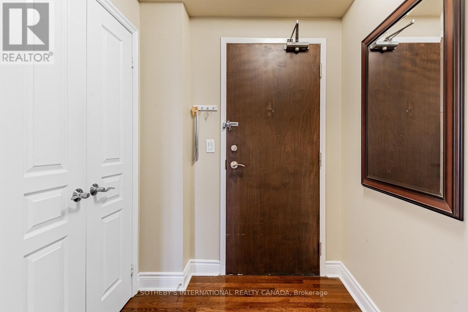 907 - 10 Delisle Avenue, Toronto, Ontario  M4V 3C6 - Photo 2 - C12640956