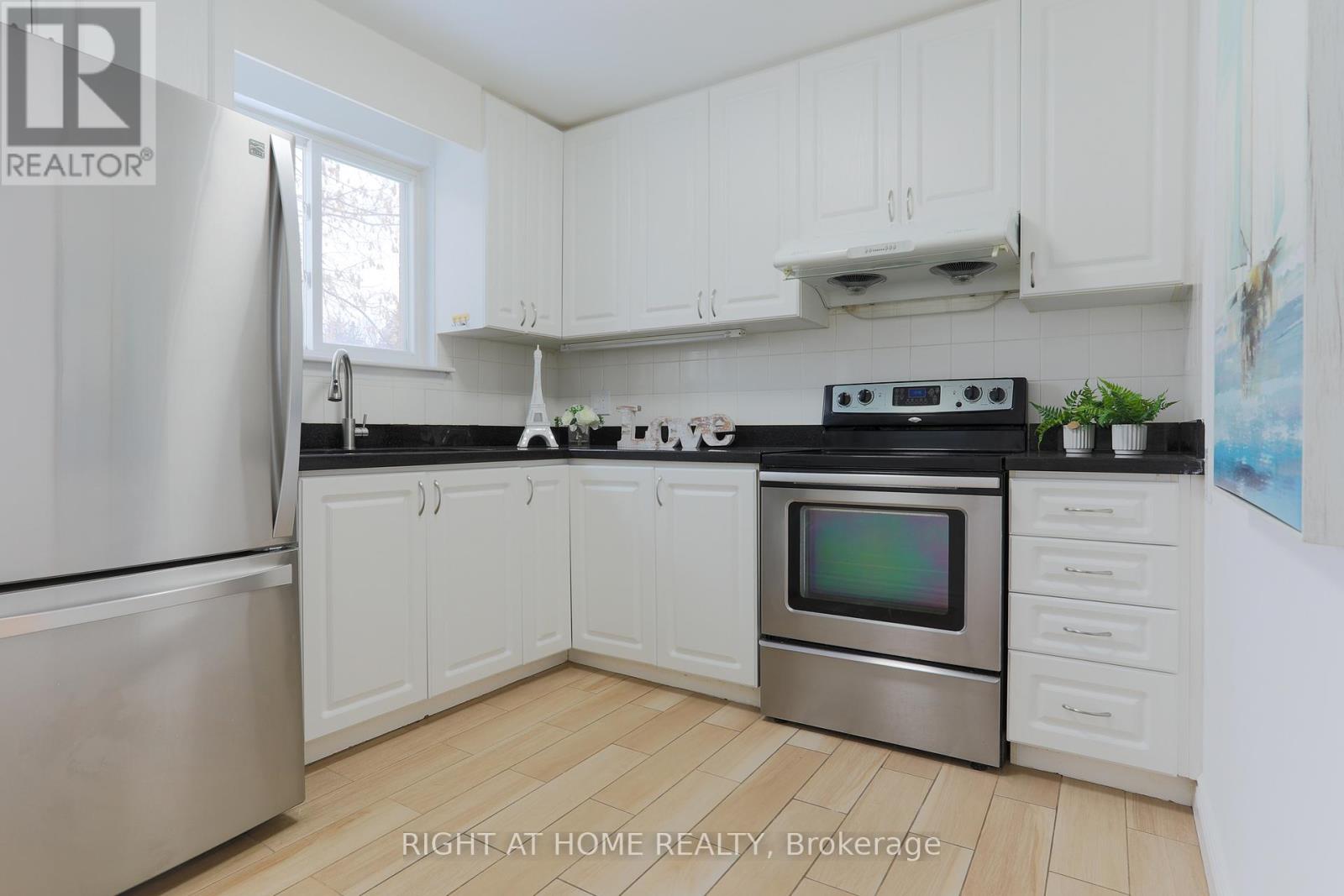 303 Blue Grass Boulevard, Richmond Hill, Ontario  L4C 3H3 - Photo 17 - N12641008