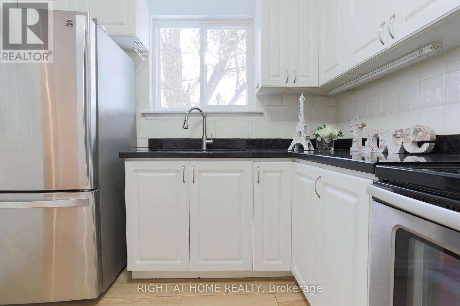 303 Blue Grass Boulevard, Richmond Hill, Ontario  L4C 3H3 - Photo 18 - N12641008