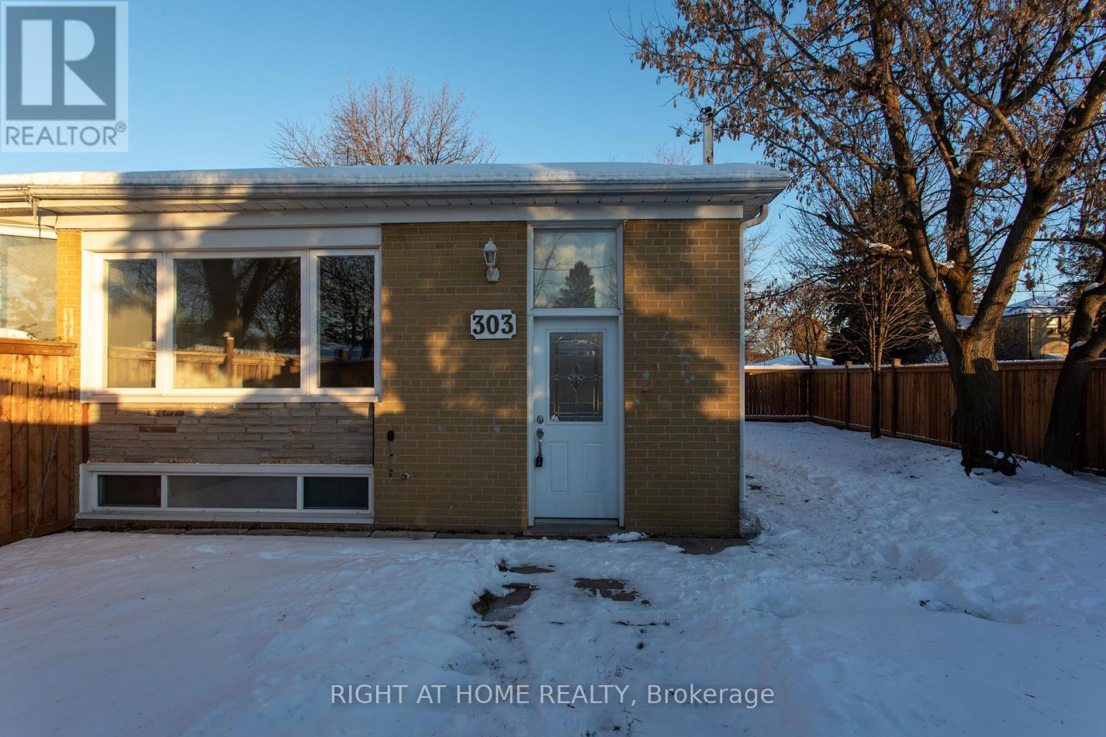 303 Blue Grass Boulevard, Richmond Hill, Ontario  L4C 3H3 - Photo 5 - N12641008