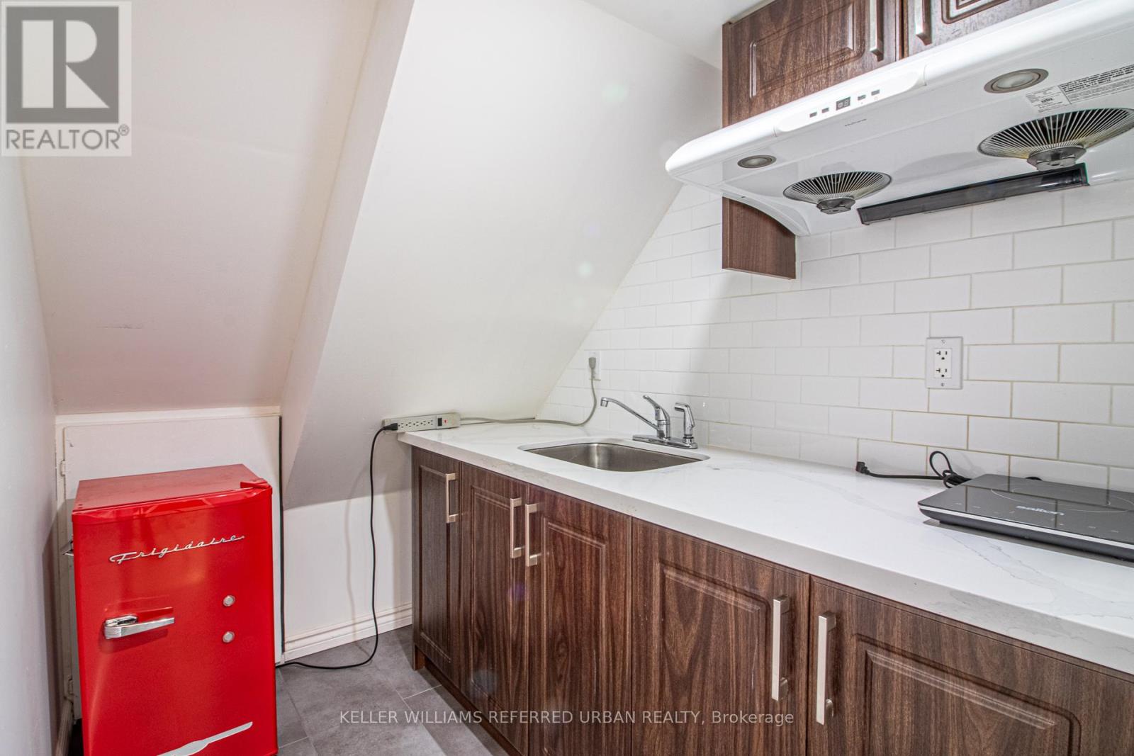 Basement Apartment - 143 Nahanni Drive, Richmond Hill, Ontario  L4B 4M1 - Photo 5 - N12641022