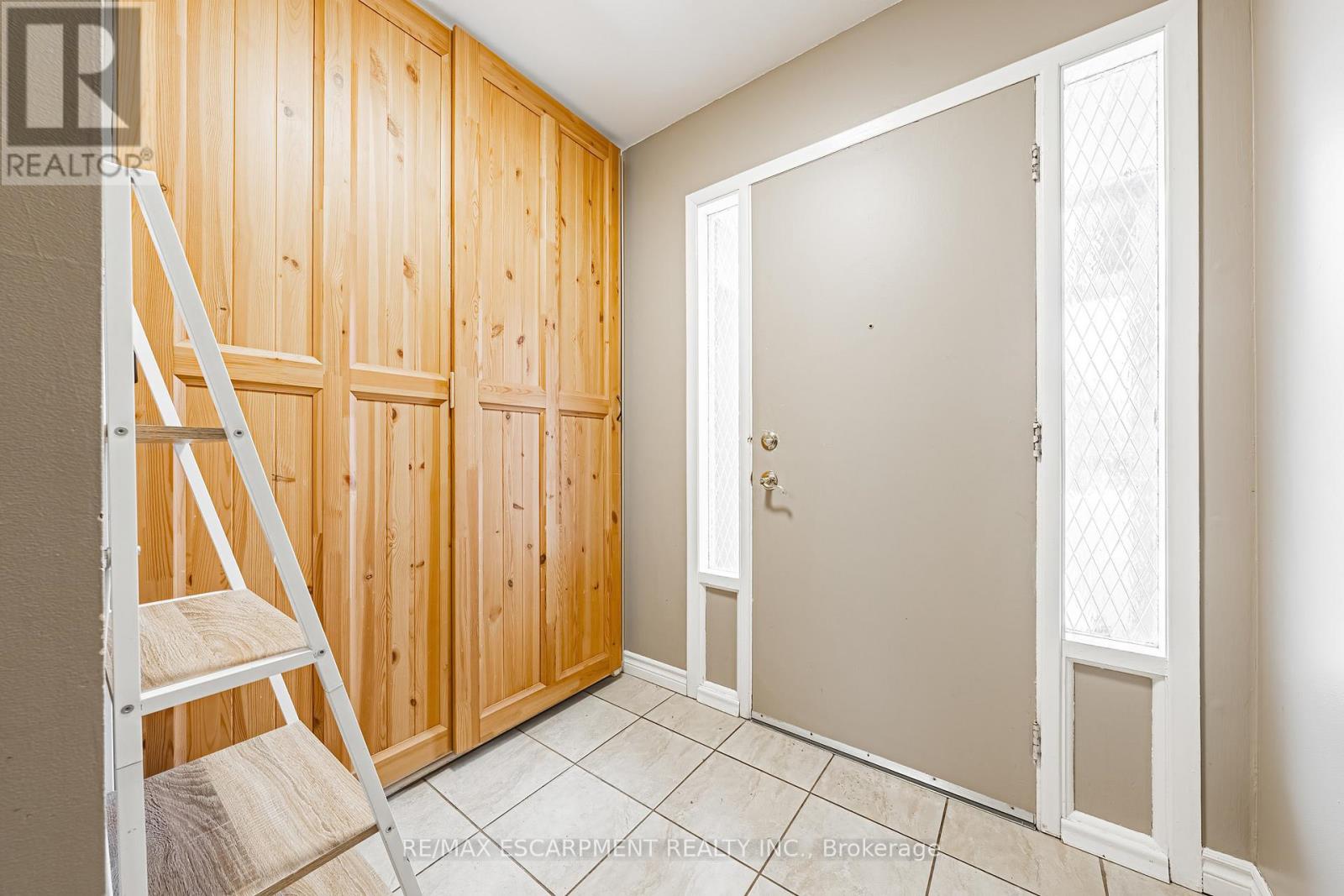 92 - 1584 Newlands Crescent, Burlington, Ontario  L7M 1V6 - Photo 2 - W12641028