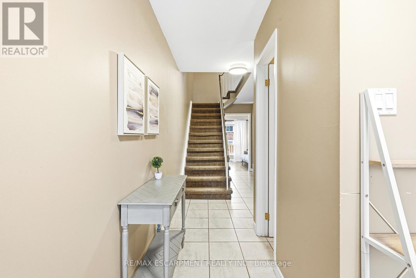 92 - 1584 Newlands Crescent, Burlington, Ontario  L7M 1V6 - Photo 3 - W12641028