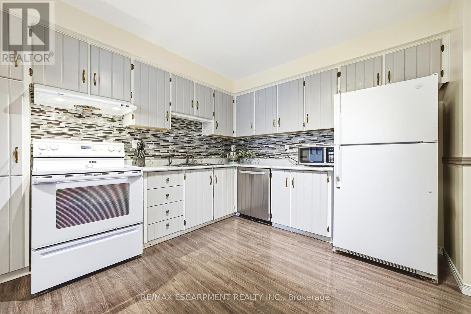 92 - 1584 Newlands Crescent, Burlington, Ontario  L7M 1V6 - Photo 5 - W12641028