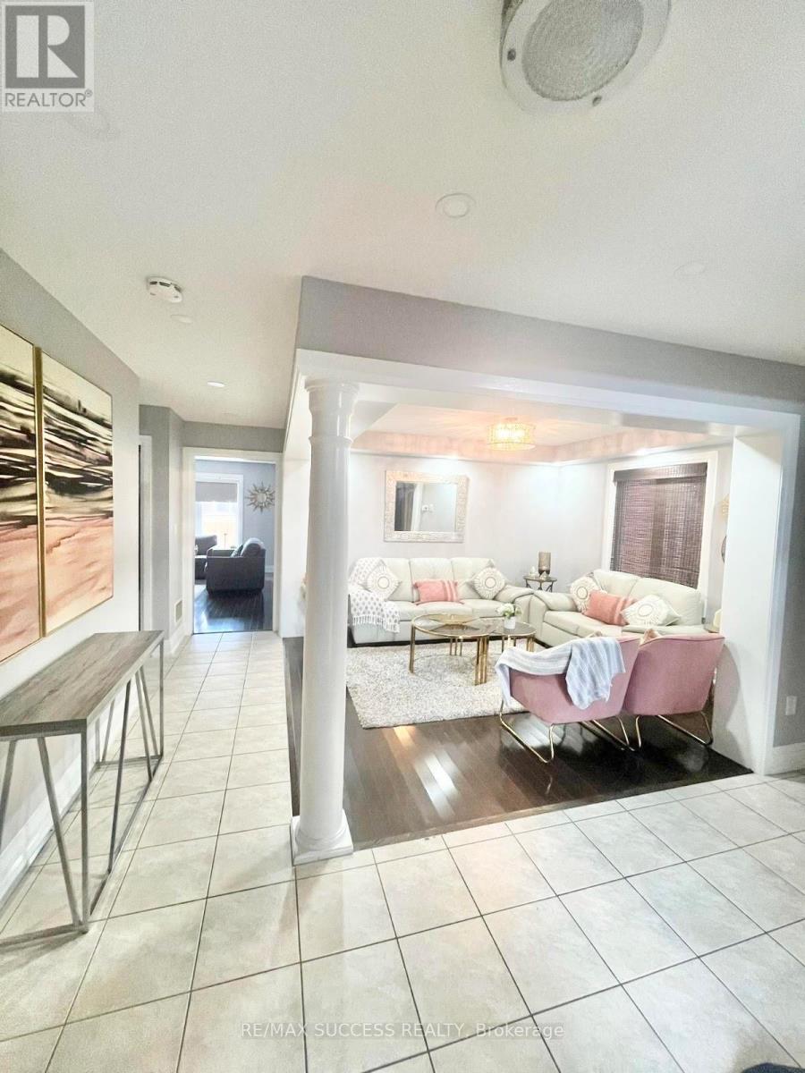 48 Mccandless Court, Milton, Ontario  L9T 1N1 - Photo 4 - W12641034