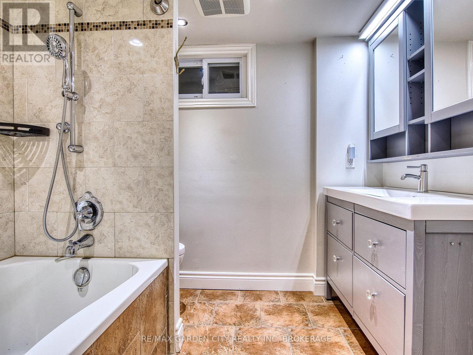 15 Black Friars Road, St. Catharines, Ontario  L2N 2M8 - Photo 25 - X12616292