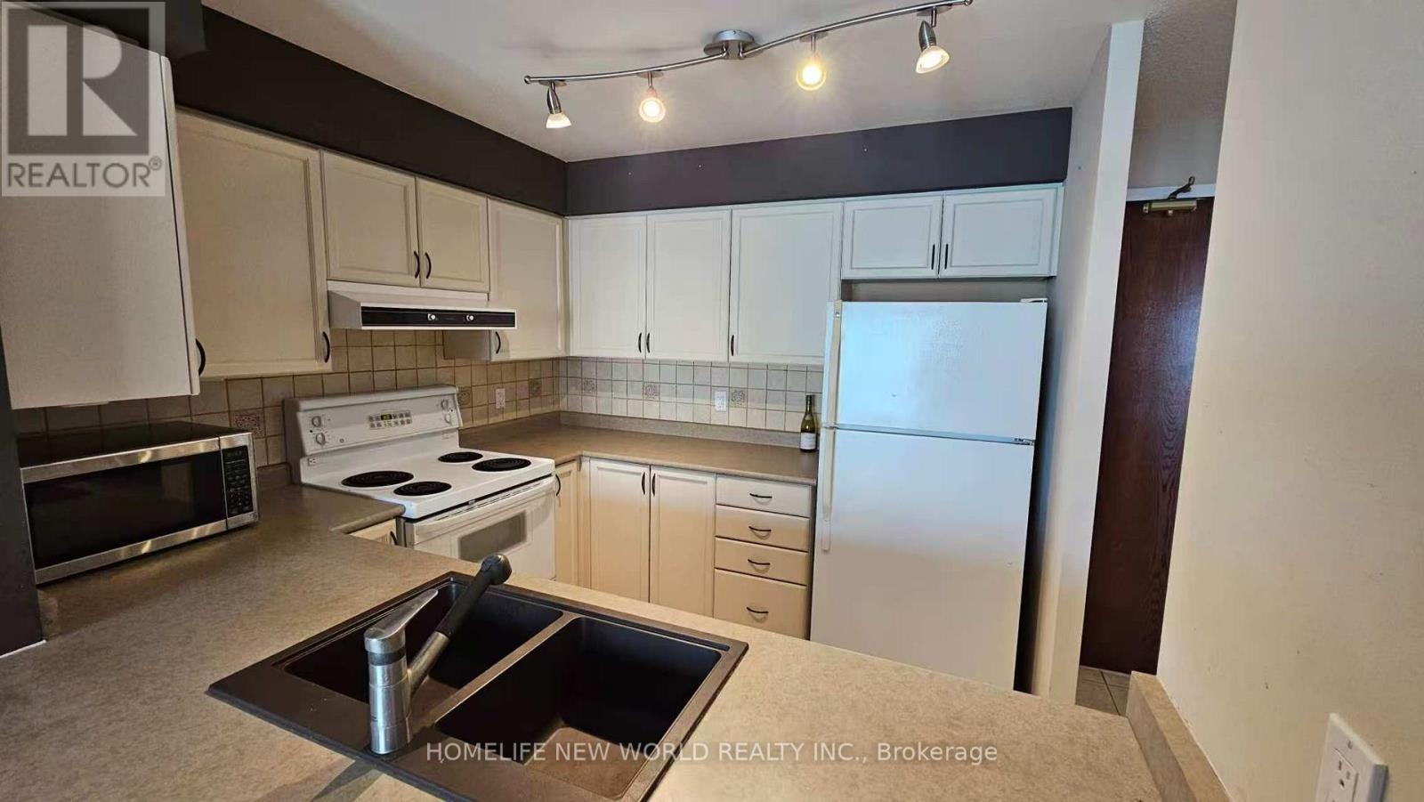 721 - 51 Baffin Court, Richmond Hill, Ontario  L4B 4P6 - Photo 6 - N12603520