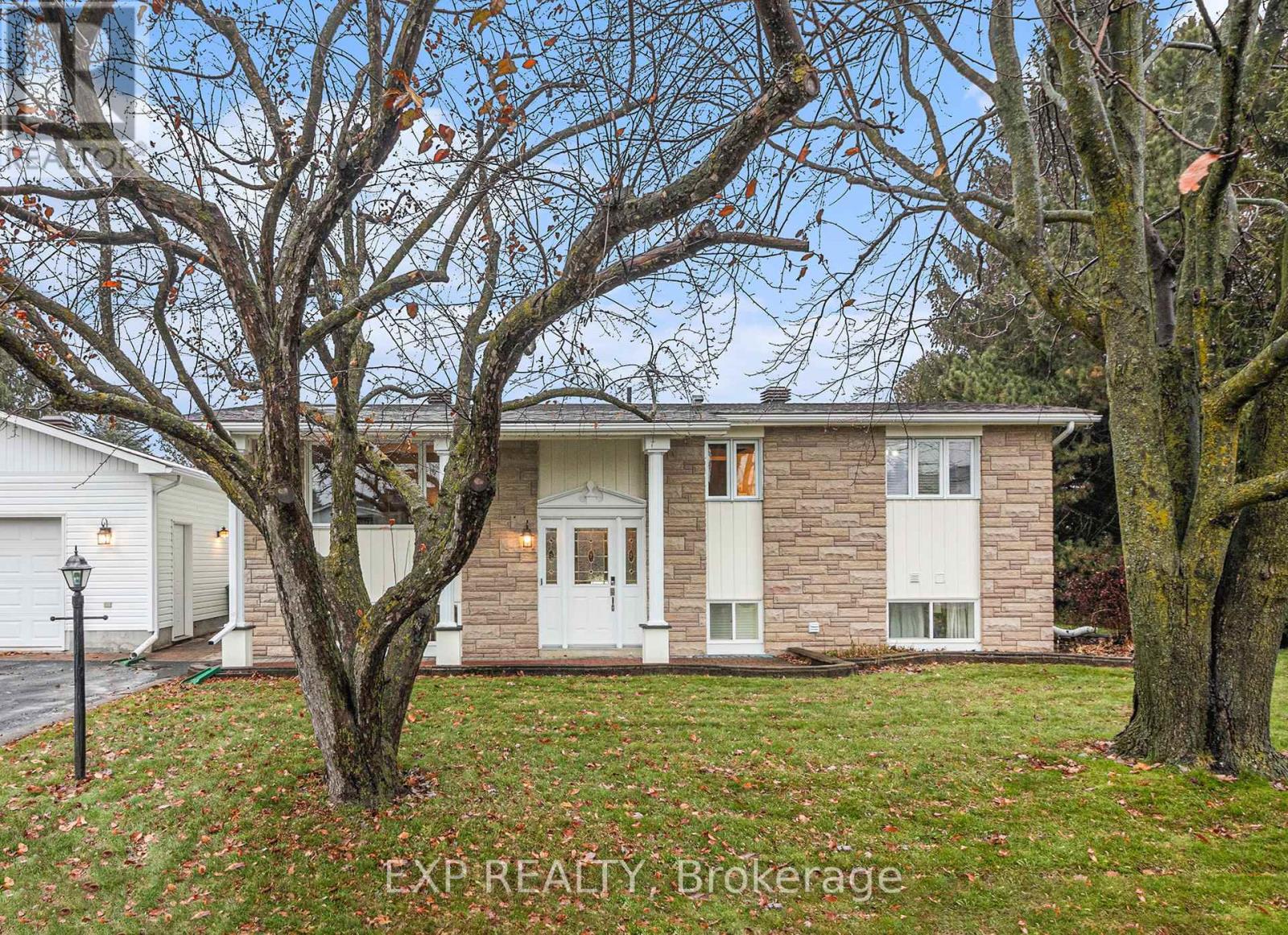 2 CASTLEBEAU STREET, Russell, Ontario