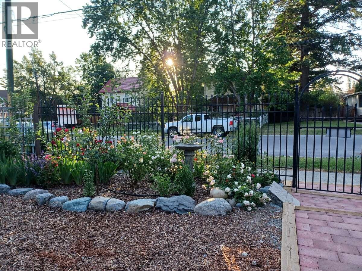 215 13th Avenue S, Cranbrook, British Columbia  V1C 2V7 - Photo 3 - 10371344