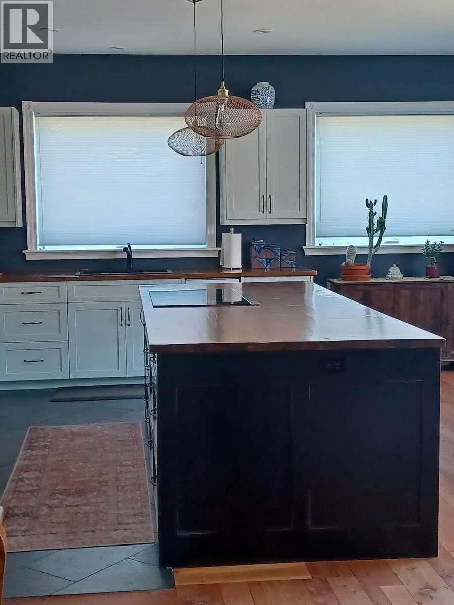 215 13th Avenue S, Cranbrook, British Columbia  V1C 2V7 - Photo 5 - 10371344