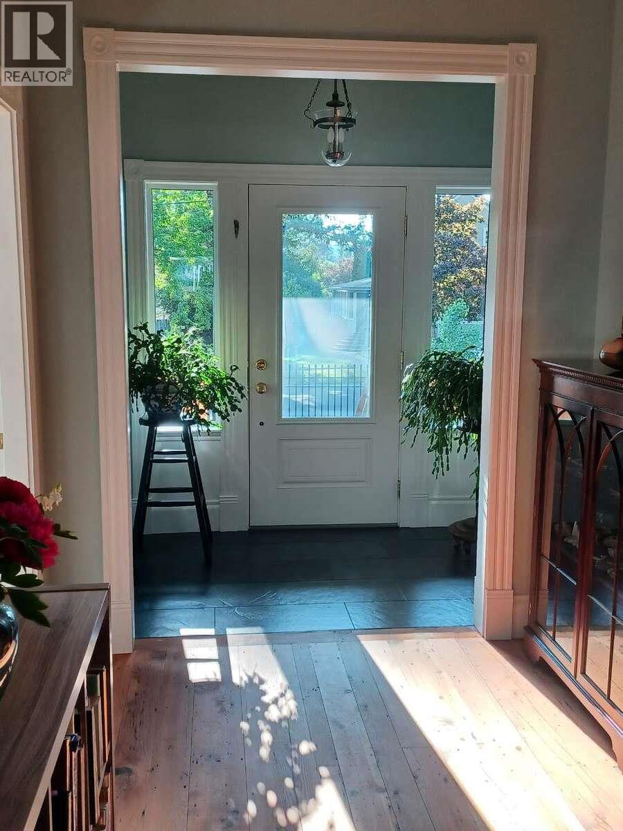 215 13th Avenue S, Cranbrook, British Columbia  V1C 2V7 - Photo 4 - 10371344