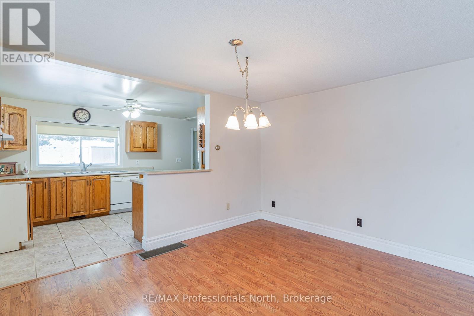 646 Mountain Street, Dysart Et Al, Ontario  K0M 1S0 - Photo 11 - X12555136