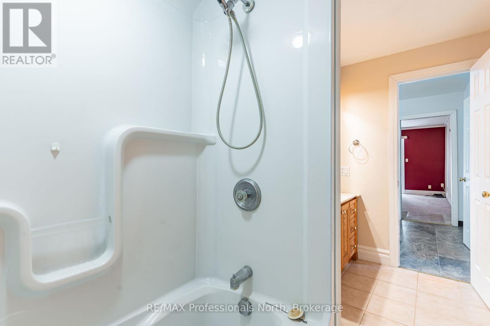 646 Mountain Street, Dysart Et Al, Ontario  K0M 1S0 - Photo 21 - X12555136