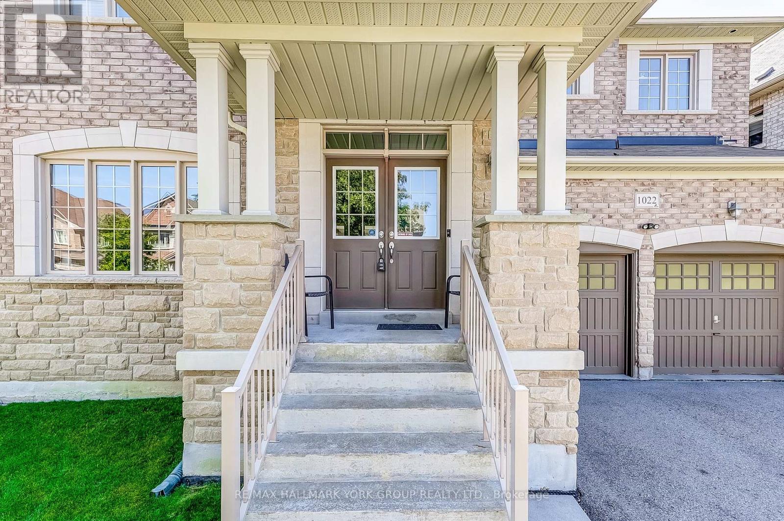 1022 Sherman Brock Circle, Newmarket, Ontario  L3X 0B4 - Photo 2 - N12641166