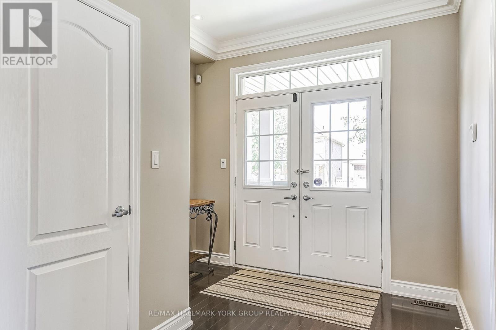 1022 Sherman Brock Circle, Newmarket, Ontario  L3X 0B4 - Photo 3 - N12641166