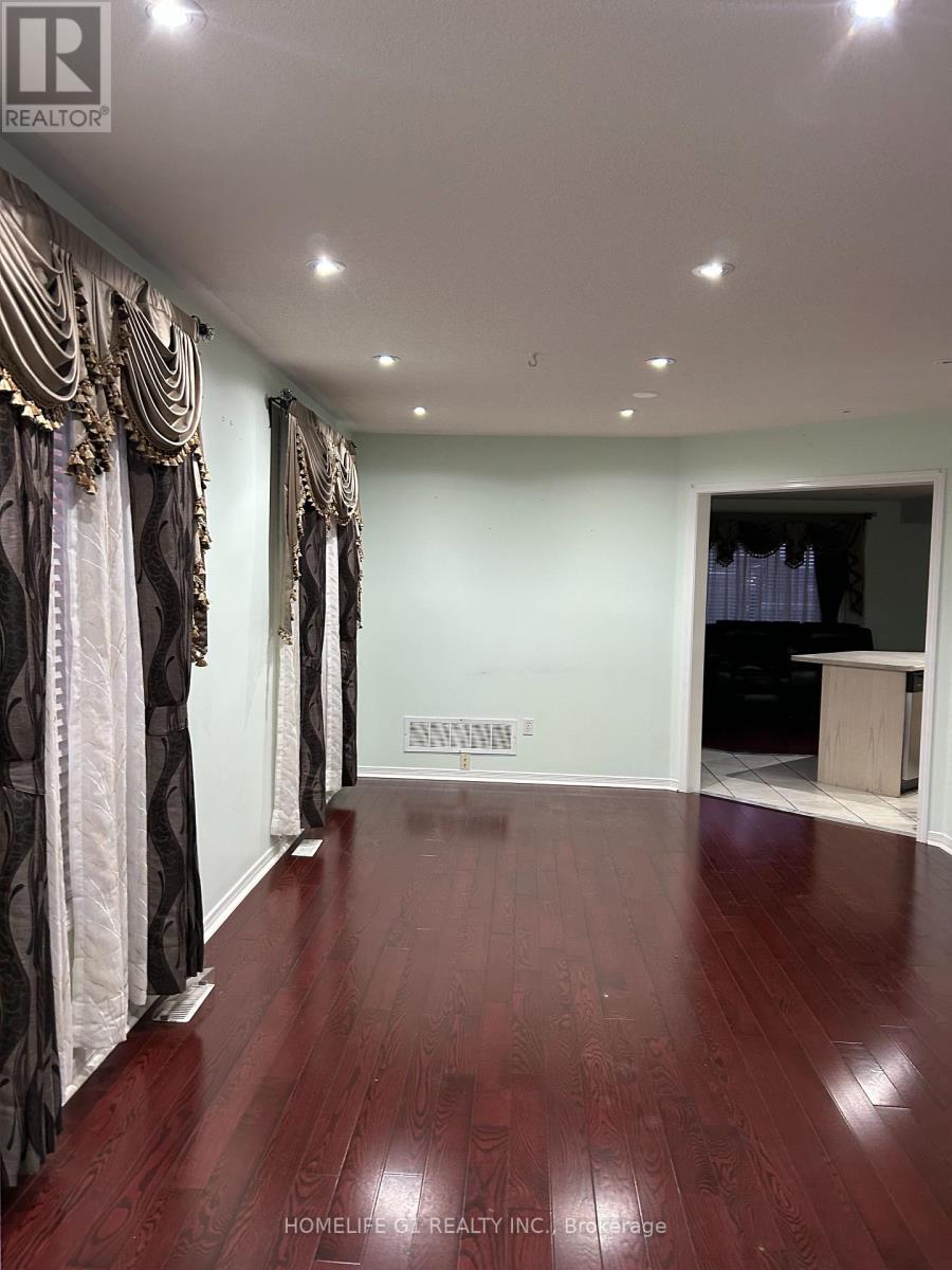 183 Toba Crescent, Brampton, Ontario  L6Z 4W3 - Photo 2 - W12635350