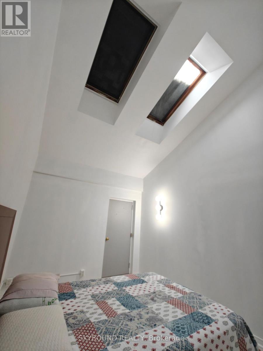 9 - 492 Kerr Street, Oakville, Ontario  L6K 3C5 - Photo 7 - W12641234