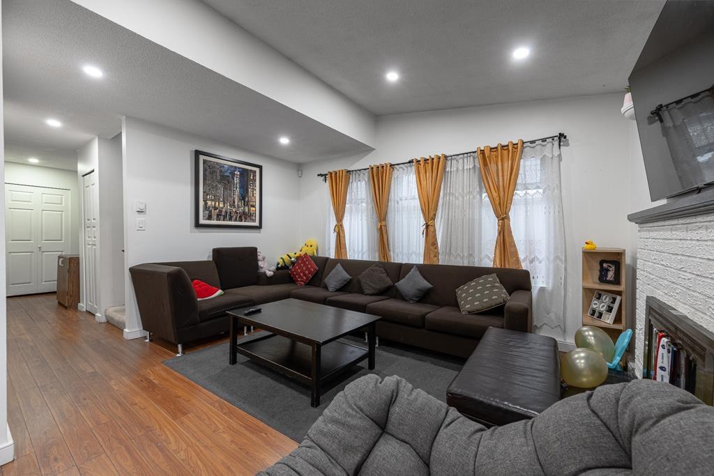 7366 128a Street, Surrey, British Columbia  V3W 7G9 - Photo 3 - R3074357