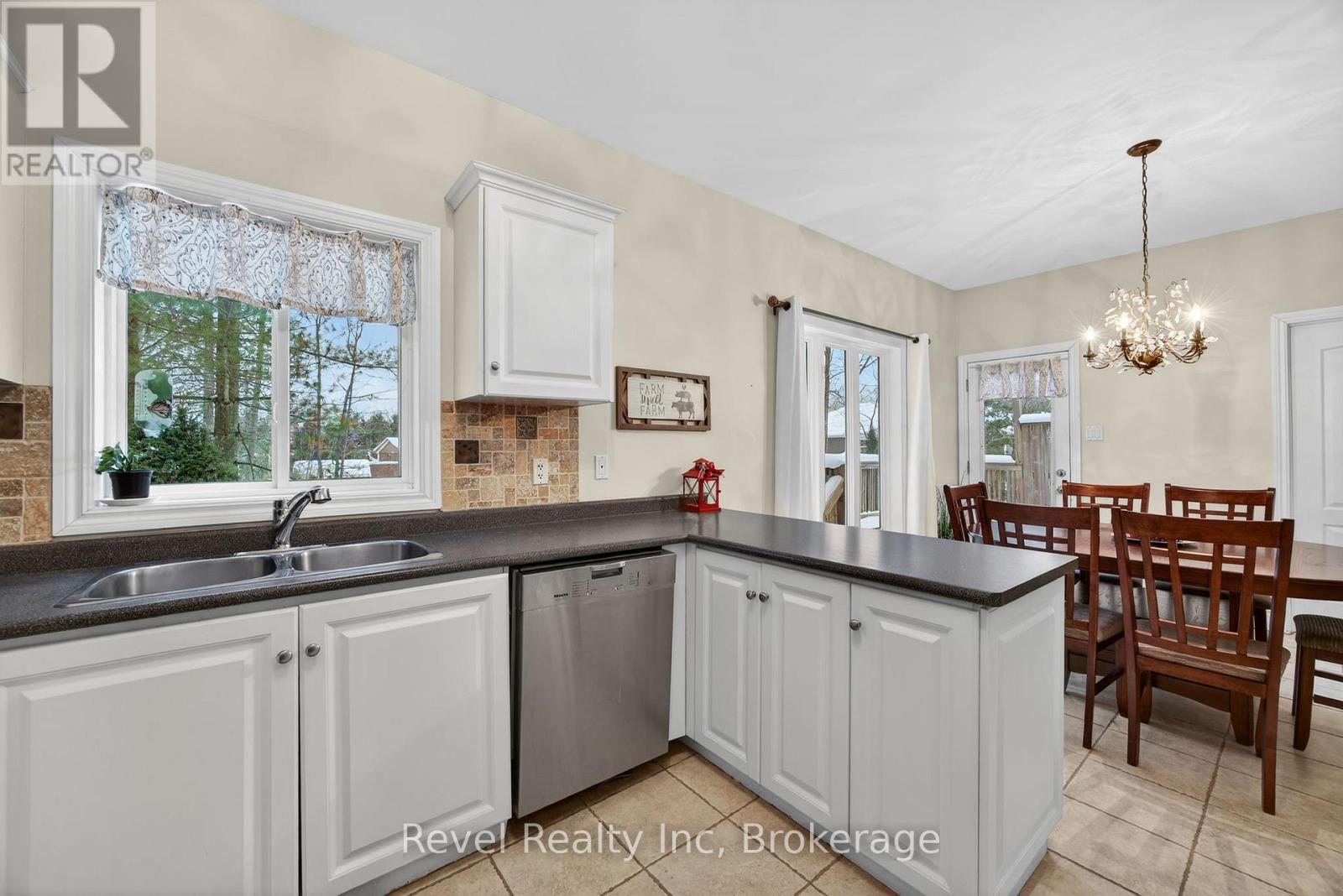 61 Rue Vanier, Tiny, Ontario L9M 0J2 - Photo 12 - S12641284