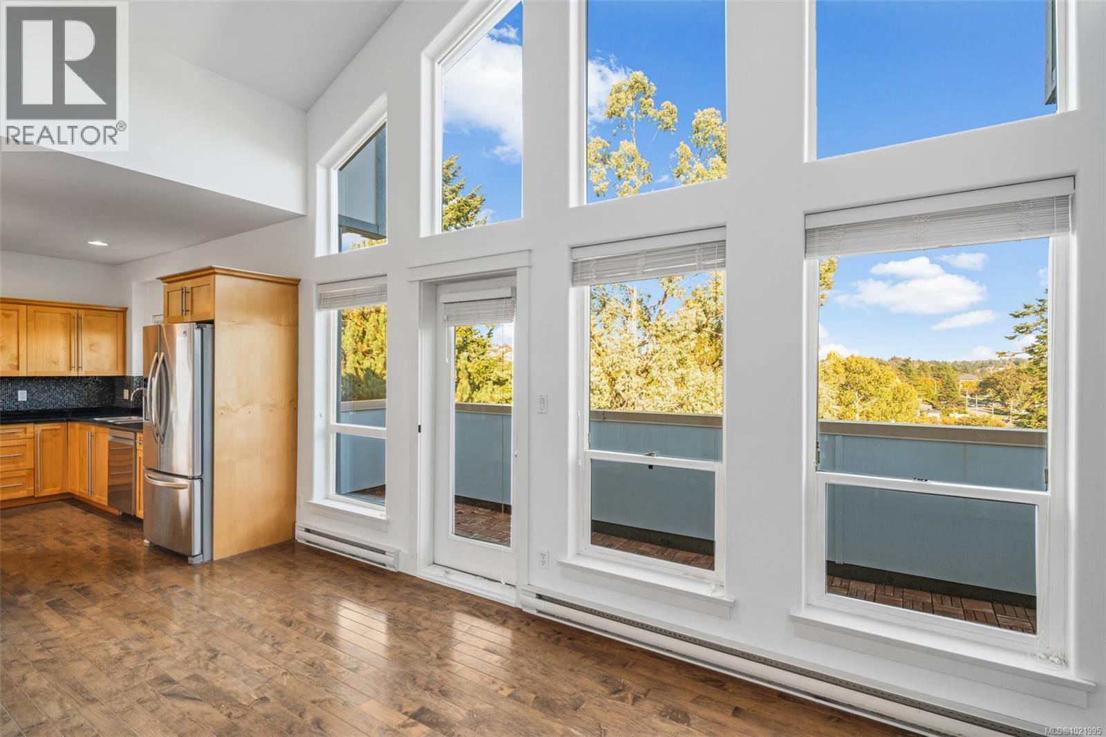 307 3915 Carey Rd, Saanich, British Columbia  V8Z 1Z6 - Photo 3 - 1021995