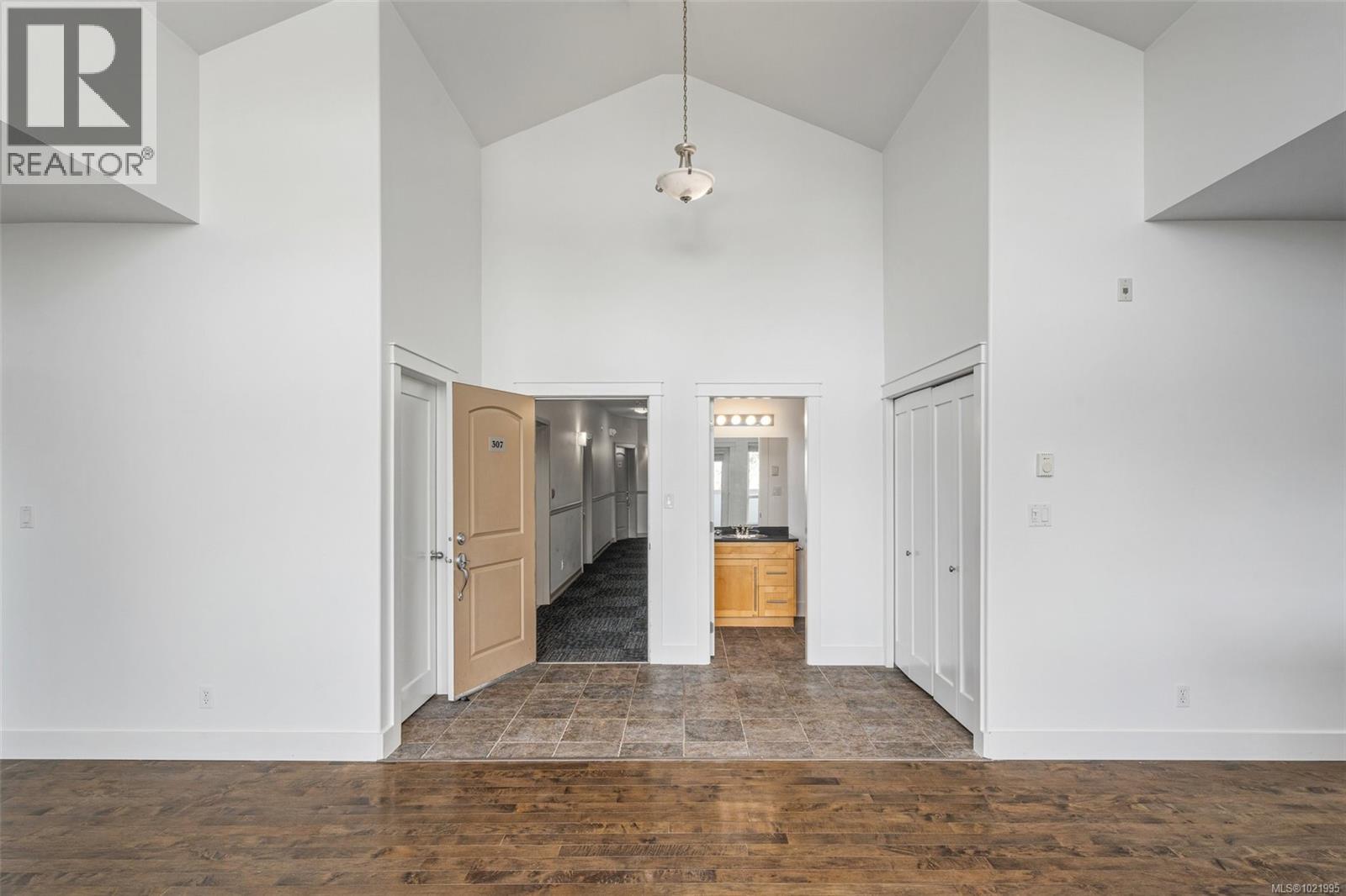 307 3915 Carey Rd, Saanich, British Columbia  V8Z 1Z6 - Photo 6 - 1021995