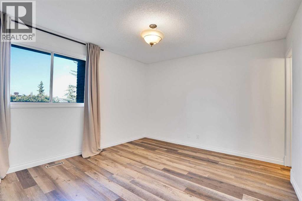 76 Coach Manor Rise Sw, Calgary, Alberta  T3H 1C4 - Photo 11 - A2272964