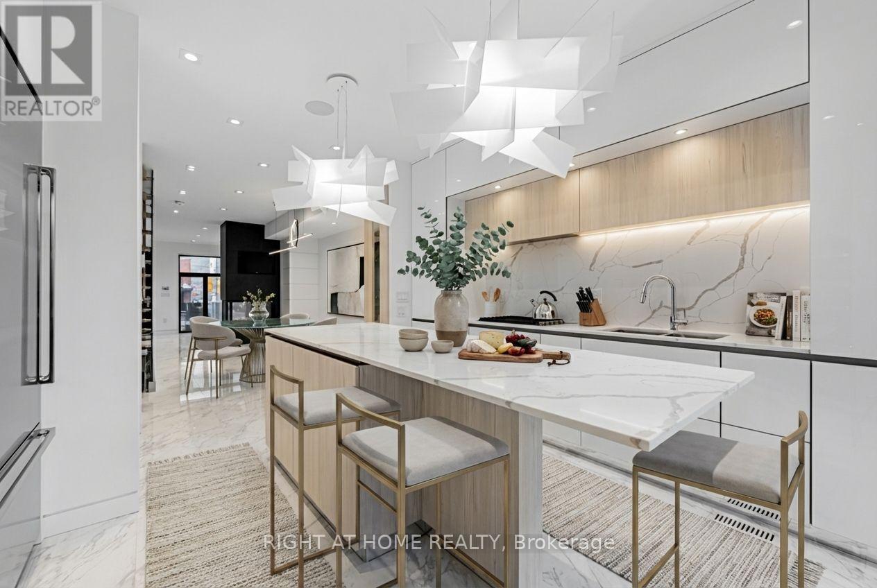 677 Huron Street, Toronto, Ontario  M5R 2R8 - Photo 4 - C12412850