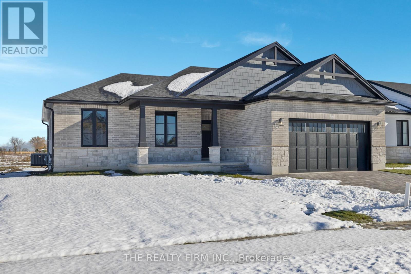 289 King Street, Southwest Middlesex, Ontario  N0L 1M0 - Photo 2 - X12641332