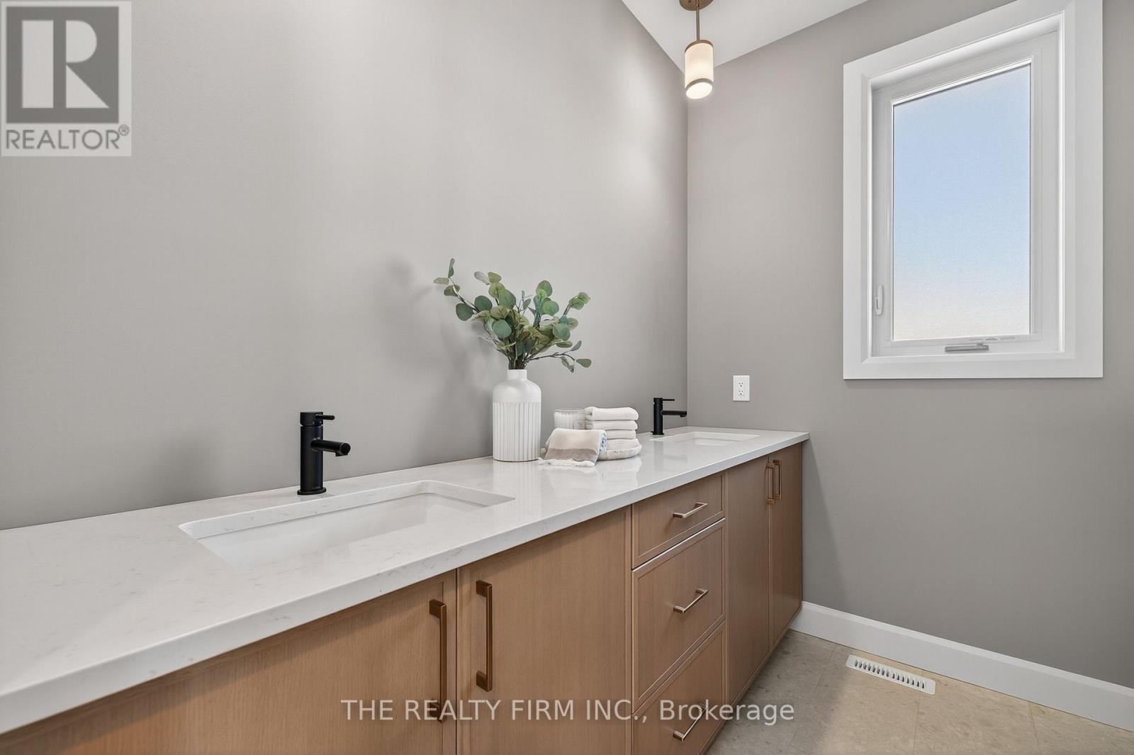 289 King Street, Southwest Middlesex, Ontario  N0L 1M0 - Photo 25 - X12641332