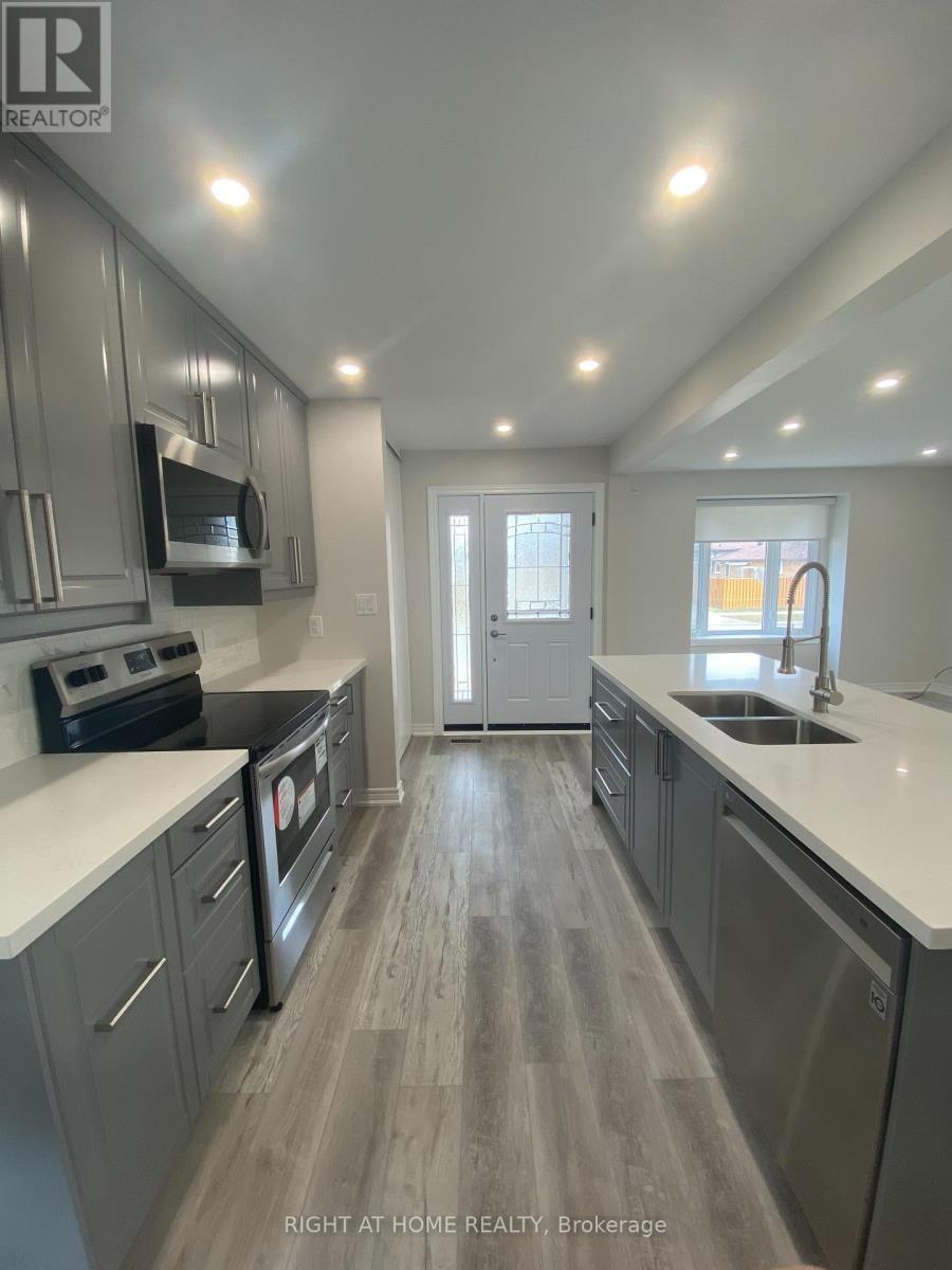 118 Avening Drive, Toronto, Ontario  M9V 4E6 - Photo 4 - W12613094