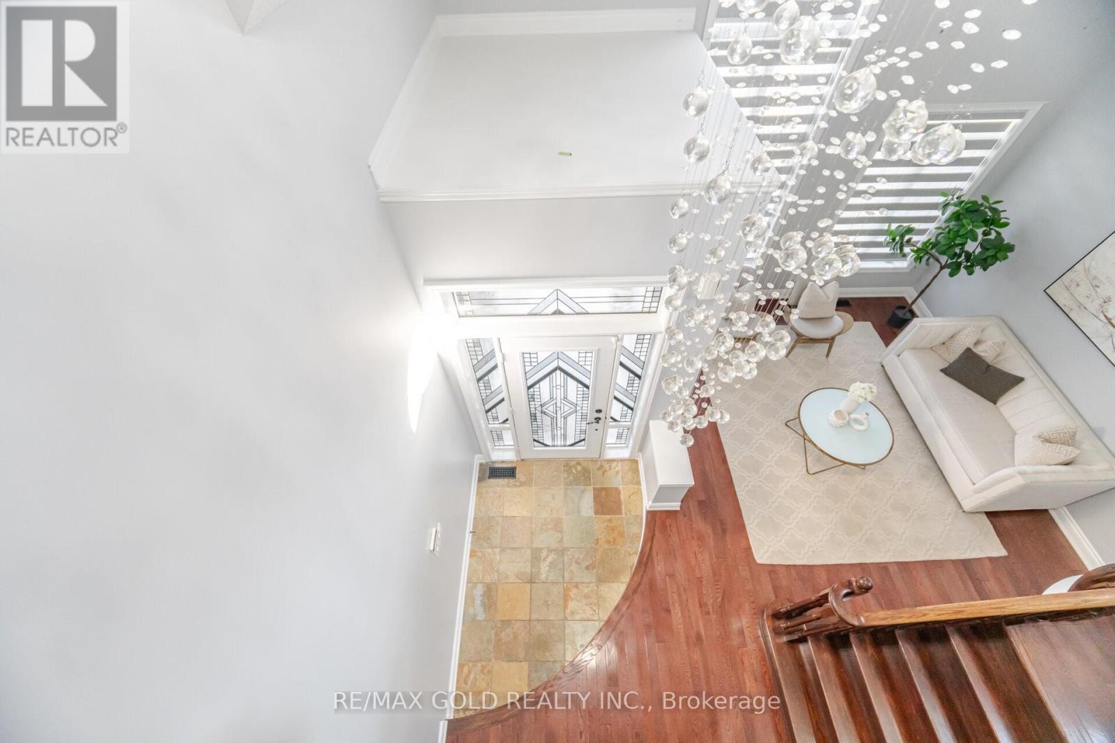 32 Eaglesprings Crescent, Brampton, Ontario  L6P 2V9 - Photo 2 - W12641316