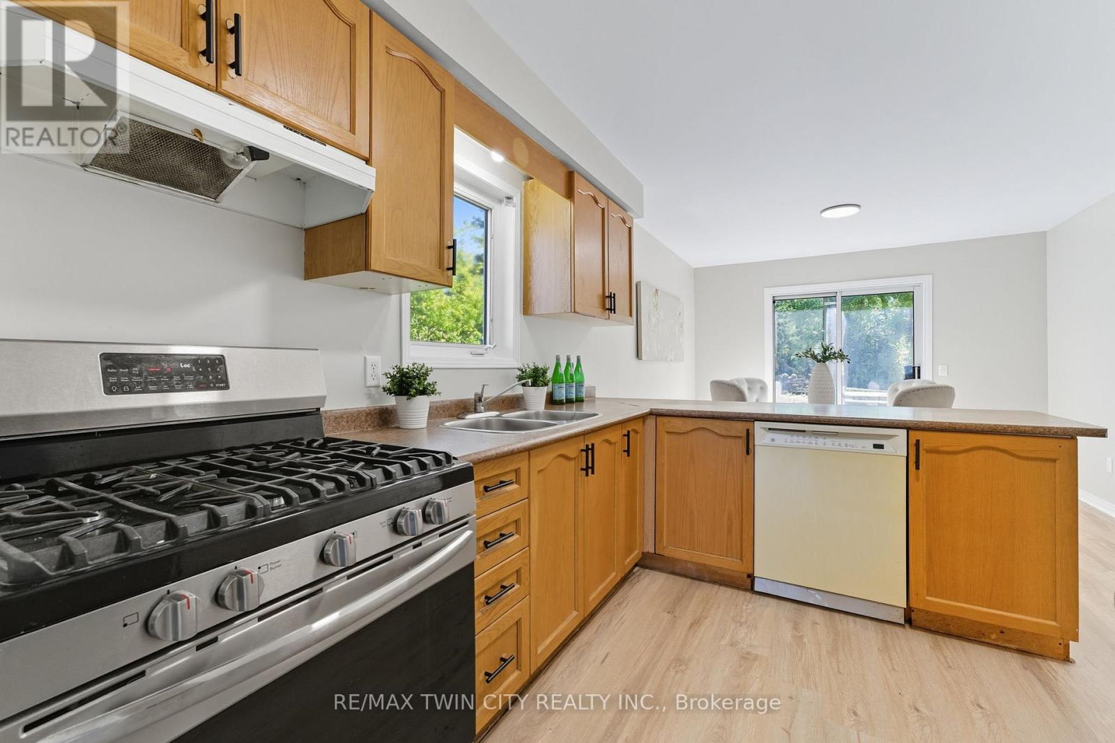 16 Jones Court, North Dumfries, Ontario  N0B 1E0 - Photo 18 - X12443752