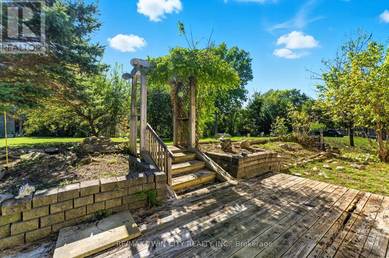 16 Jones Court, North Dumfries, Ontario  N0B 1E0 - Photo 37 - X12443752